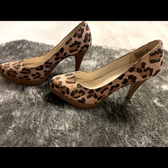 Leopard Print Round Toe Heels 👠👠 - Picture 3 of 5